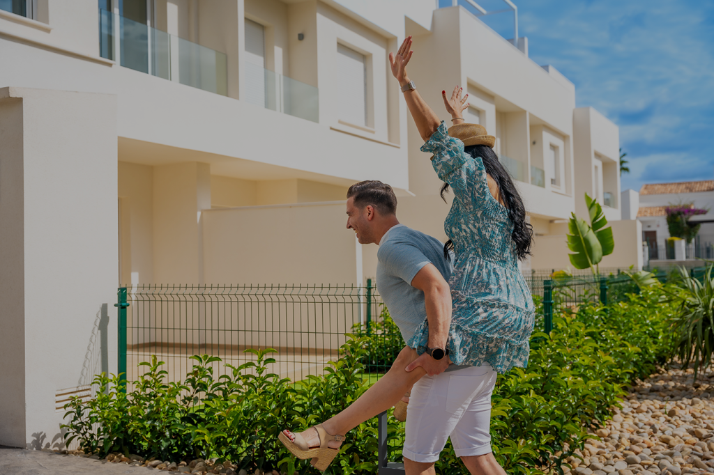 Imagen de Pareja entrando en su nueva vivienda