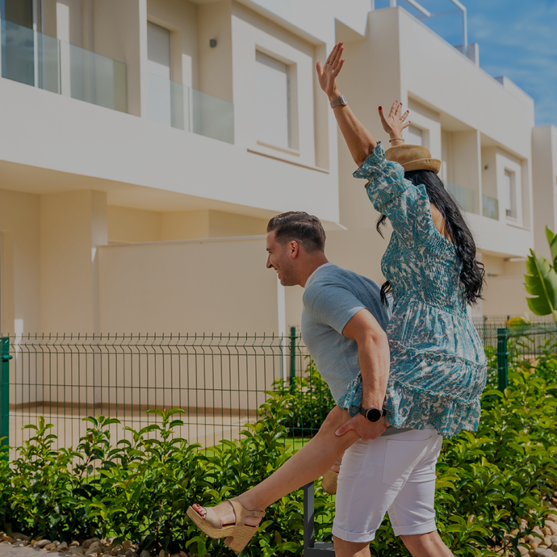 Imagen de Pareja entrando en su nueva vivienda